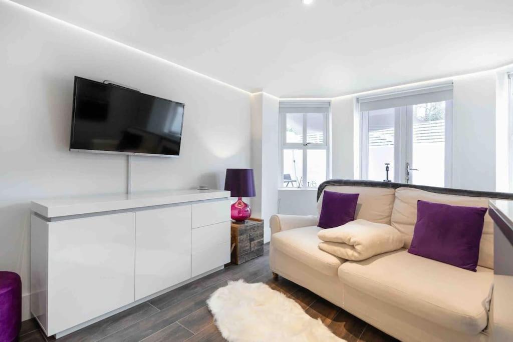 Luxury 1 Bed With Private Terrace & Parking - Heart Of Wanstead Village Londen