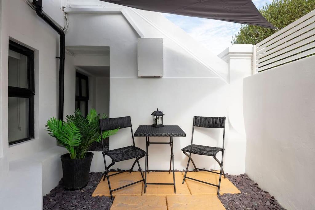 Luxury 1 Bed With Private Terrace & Parking - Heart Of Wanstead Village * Londen