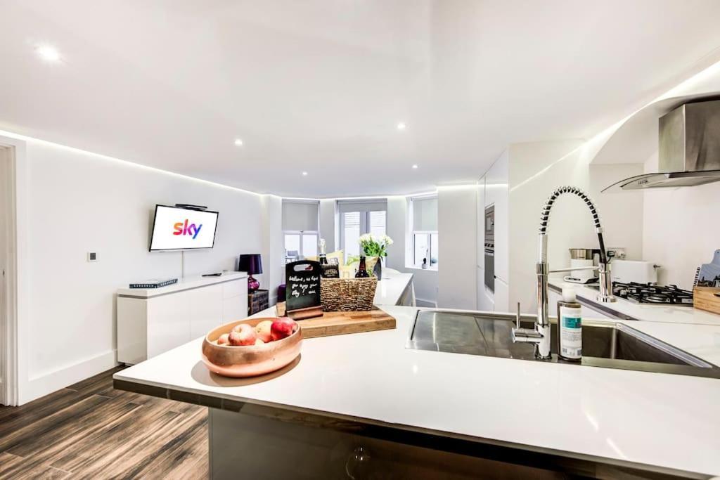 Luxury 1 Bed With Private Terrace & Parking - Heart Of Wanstead Village Appartement Londen