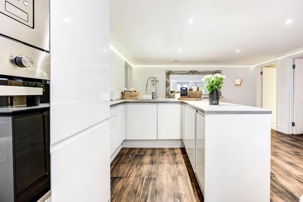 Luxury 1 Bed With Private Terrace & Parking - Heart Of Wanstead Village Appartement Londen