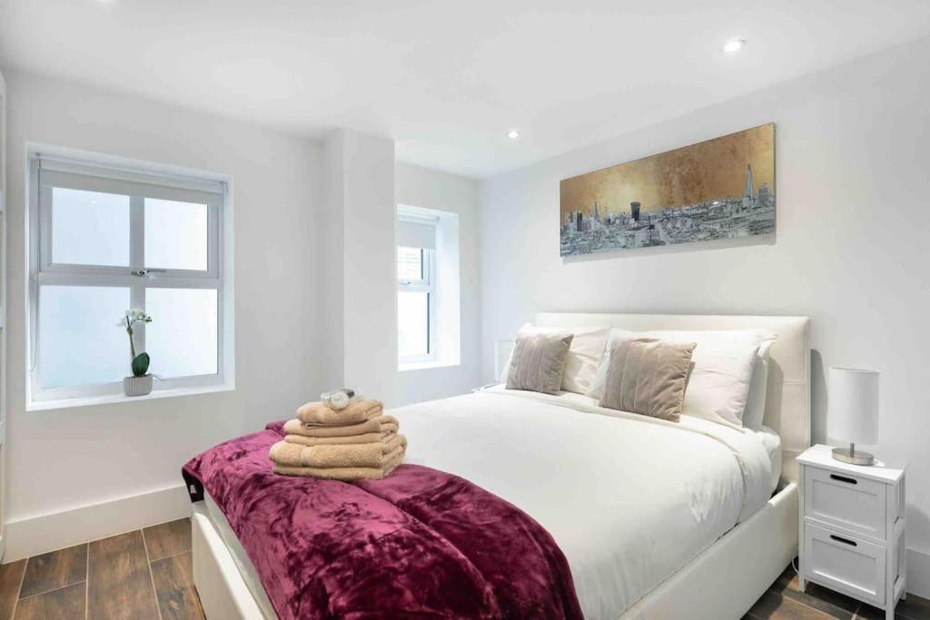 Appartement Luxury 1 Bed With Private Terrace & Parking - Heart Of Wanstead Village Londen