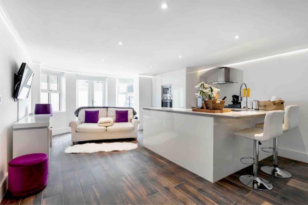 Luxury 1 Bed With Private Terrace & Parking - Heart Of Wanstead Village Londen