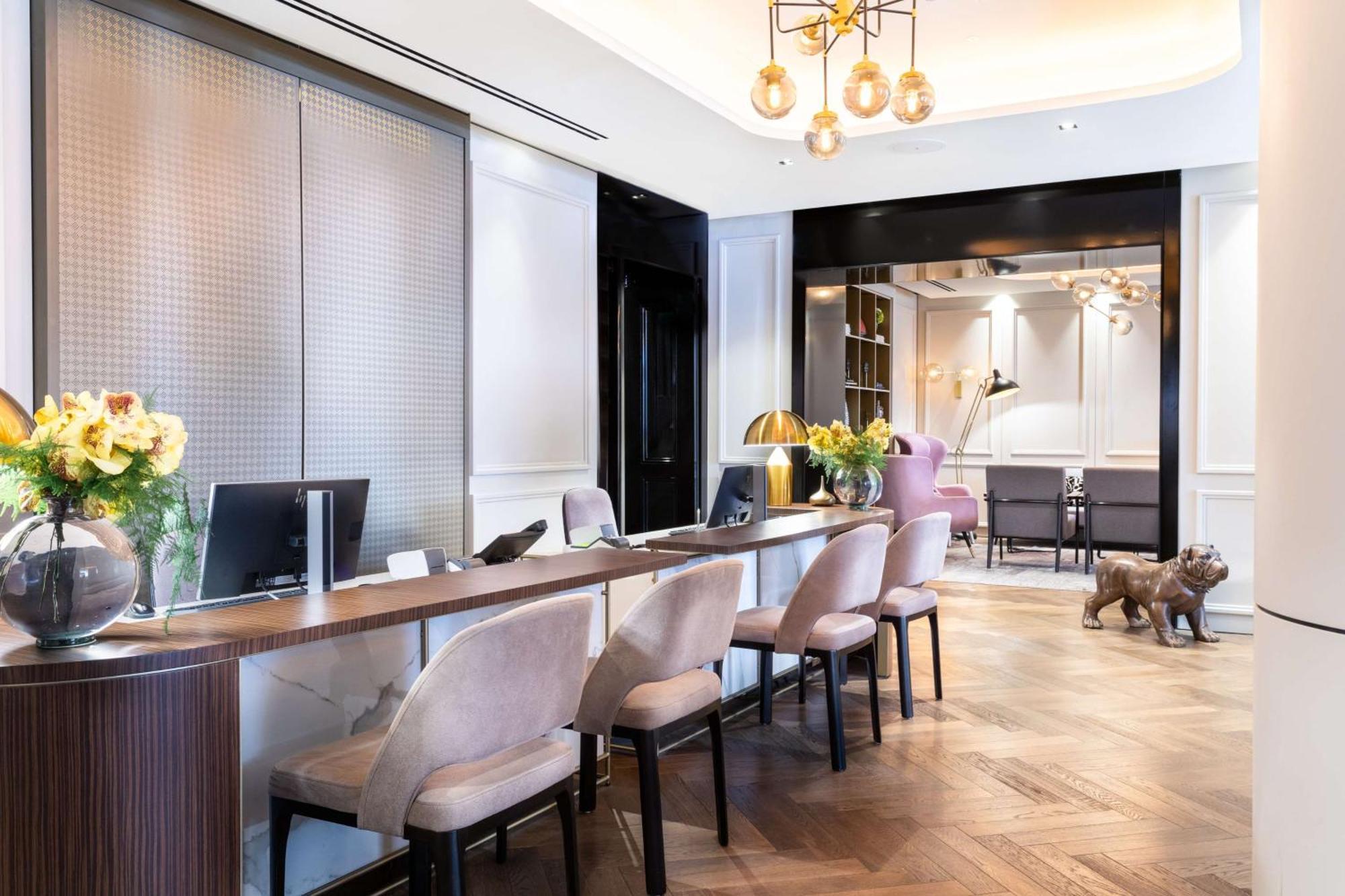 Holmes Hotel 4*