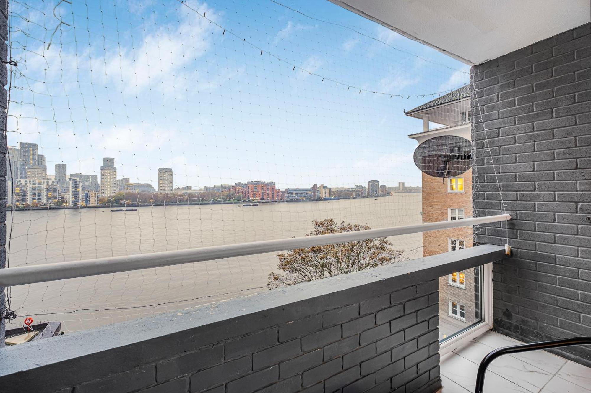 Two Stunning Bedrooms & Private Balcony & River View * Londen