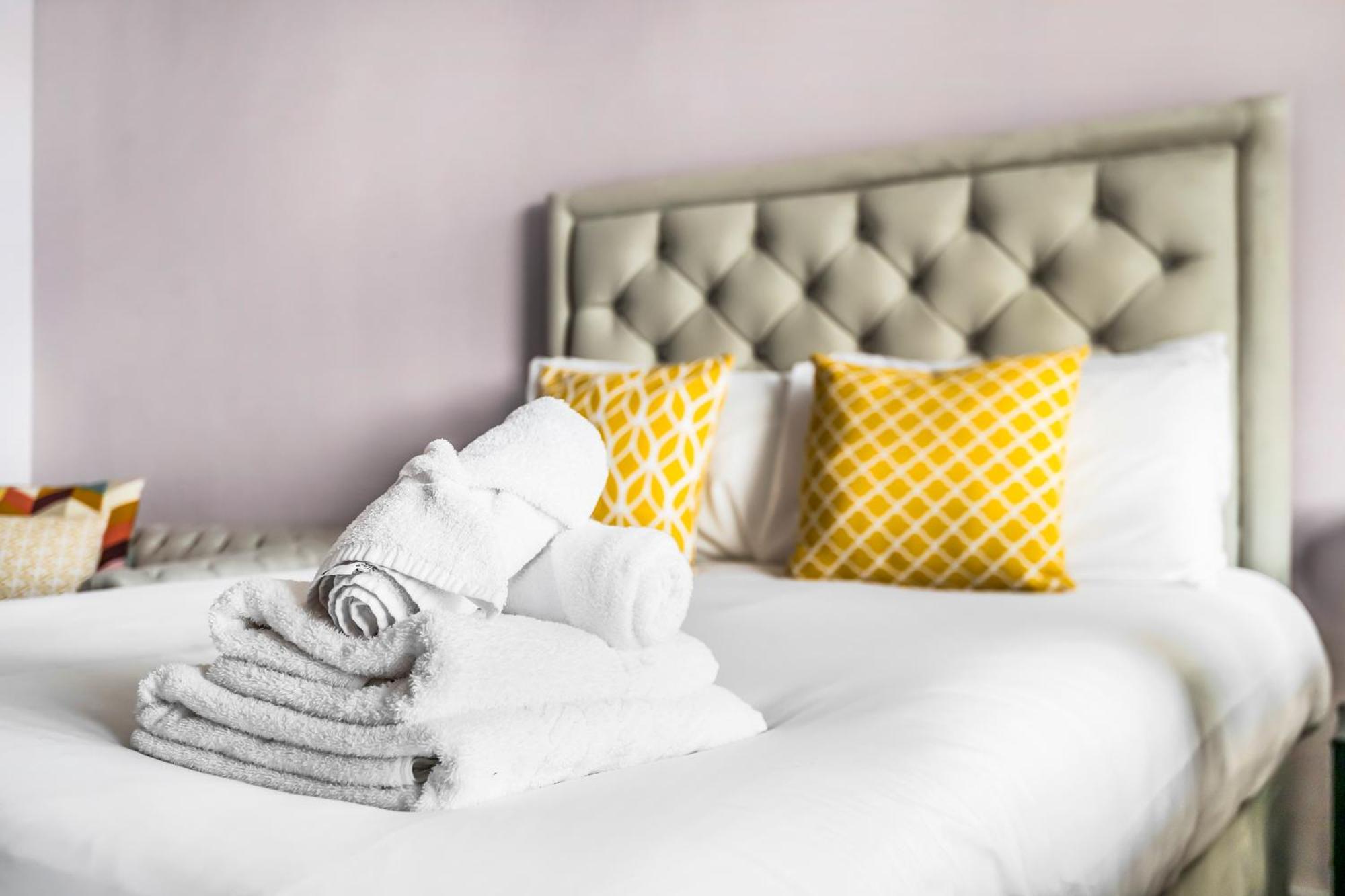 Two Stunning Bedrooms & Private Balcony & River View Londen