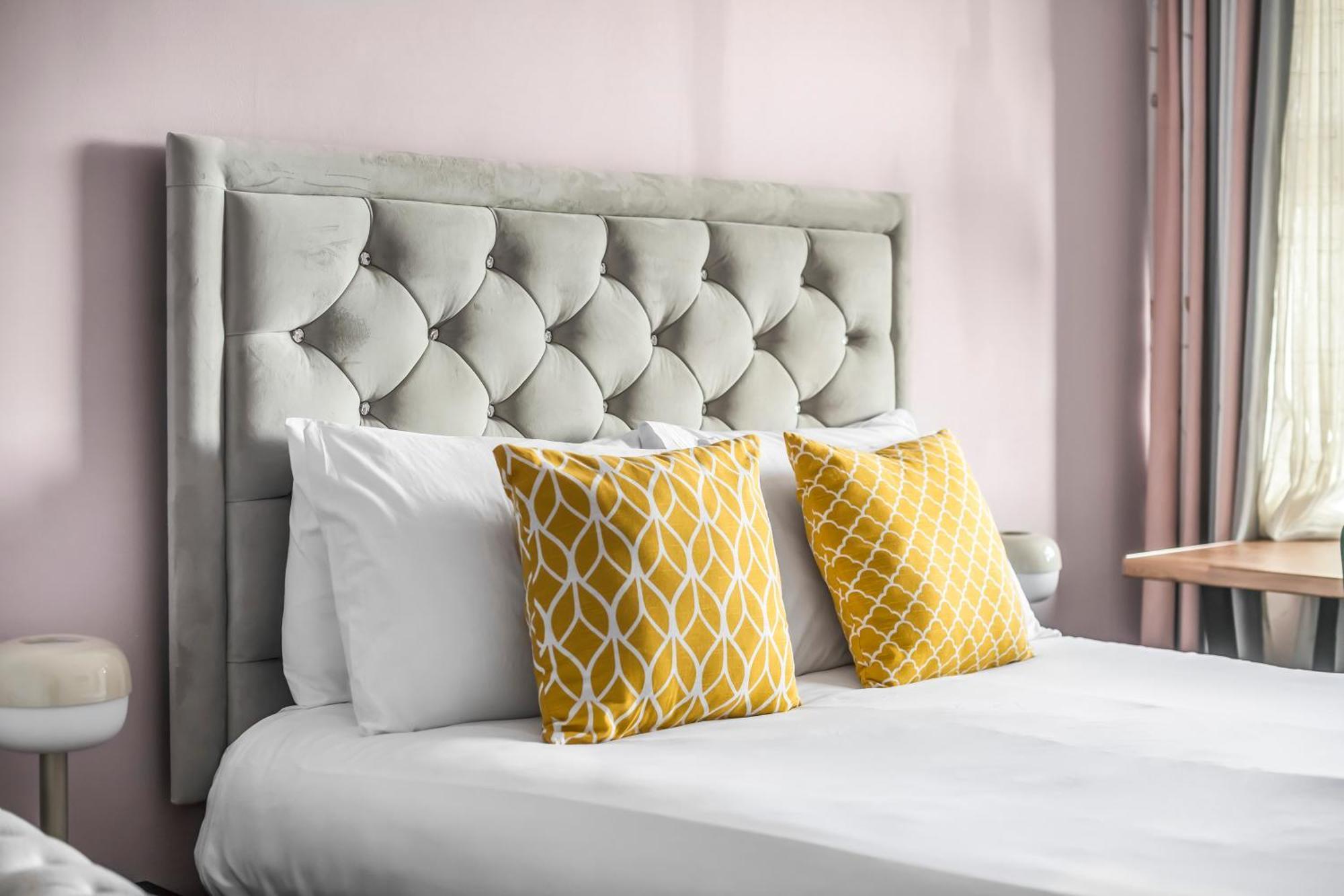 Two Stunning Bedrooms & Private Balcony & River View Londen
