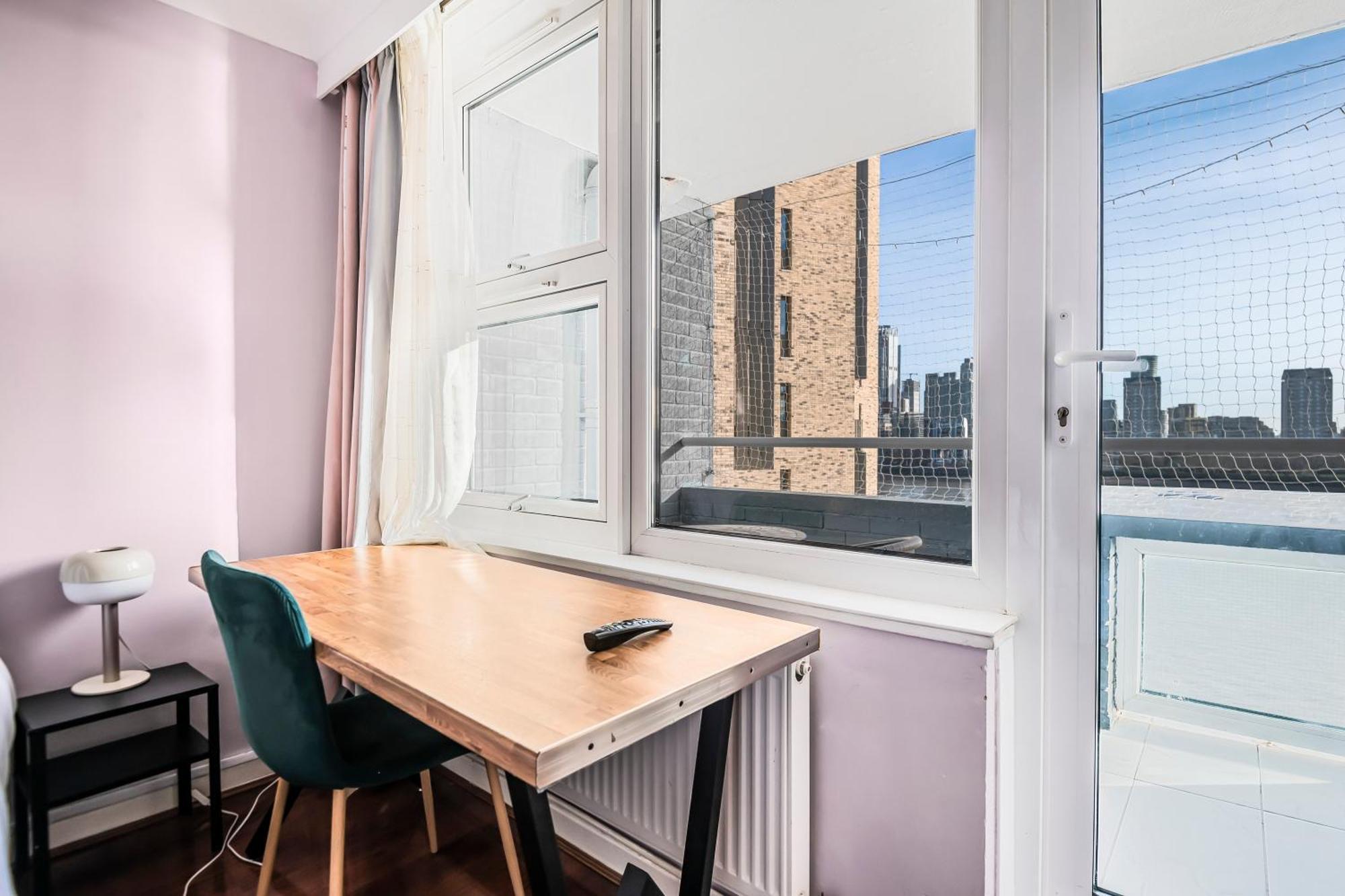 Two Stunning Bedrooms & Private Balcony & River View Londen