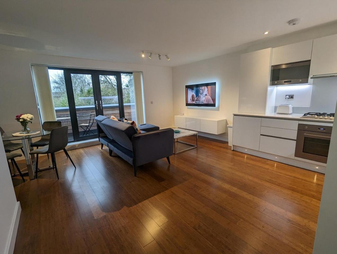 New Lux 1 Or 2 Bed Flats + Car Park + 5min Tube + Fast Wifi Leilighet London