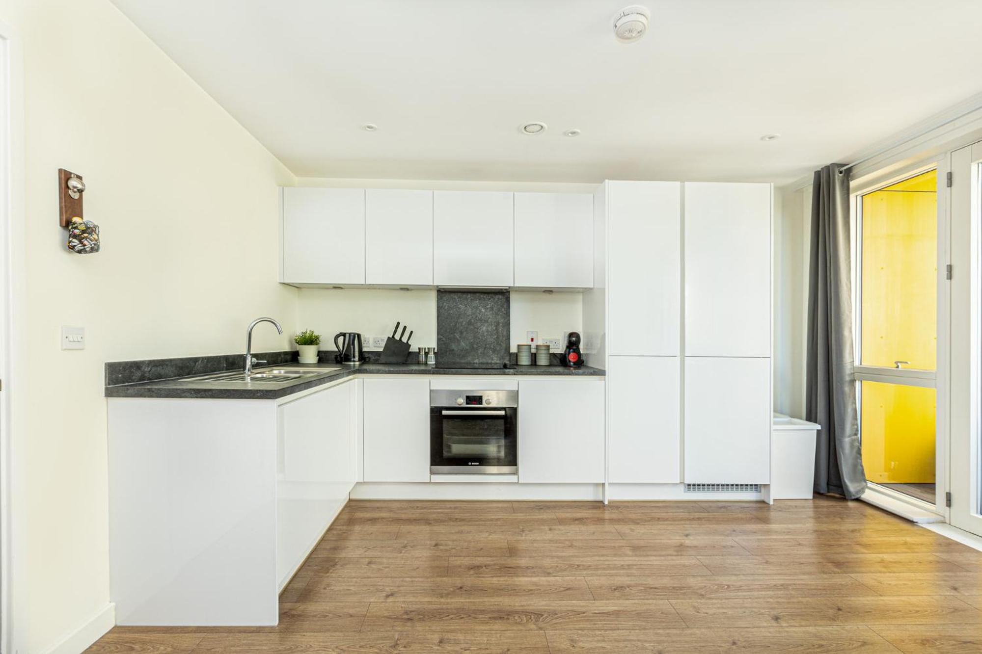 Modern New 2br Flat Wbalcony In Peaceful Brixton * Londen