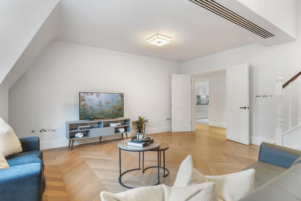 Luxury 3 Bed Flat In Kensington Apartment *