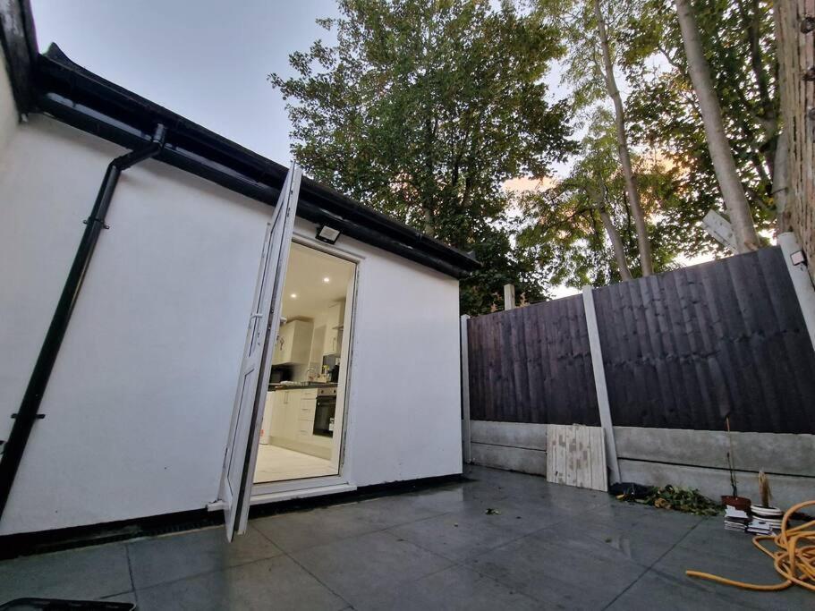 Modern Flat On Lea Bridge Road. Leilighet London