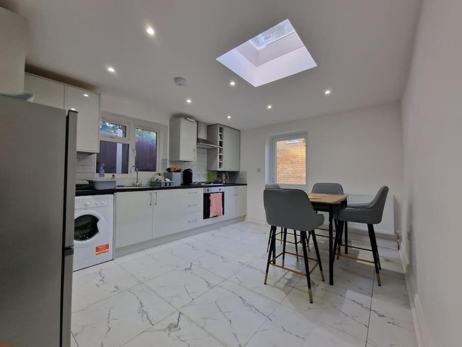 Leilighet Modern Flat On Lea Bridge Road.