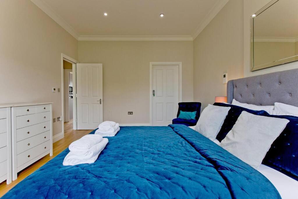 F7 Large 2bed Kensington Londen