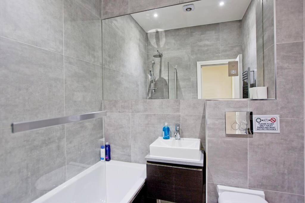 F7 Large 2bed Kensington Londen
