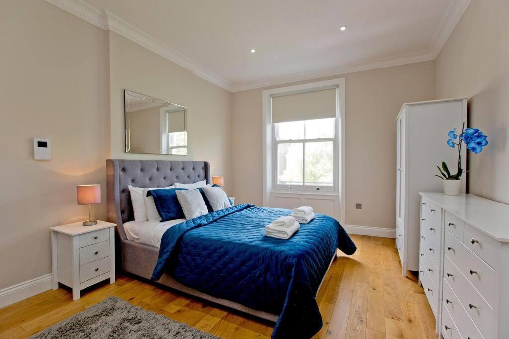 F7 Large 2bed Kensington Londen