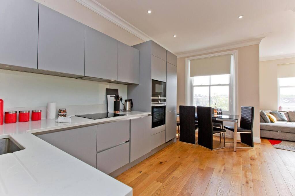 F7 Large 2bed Kensington Londen