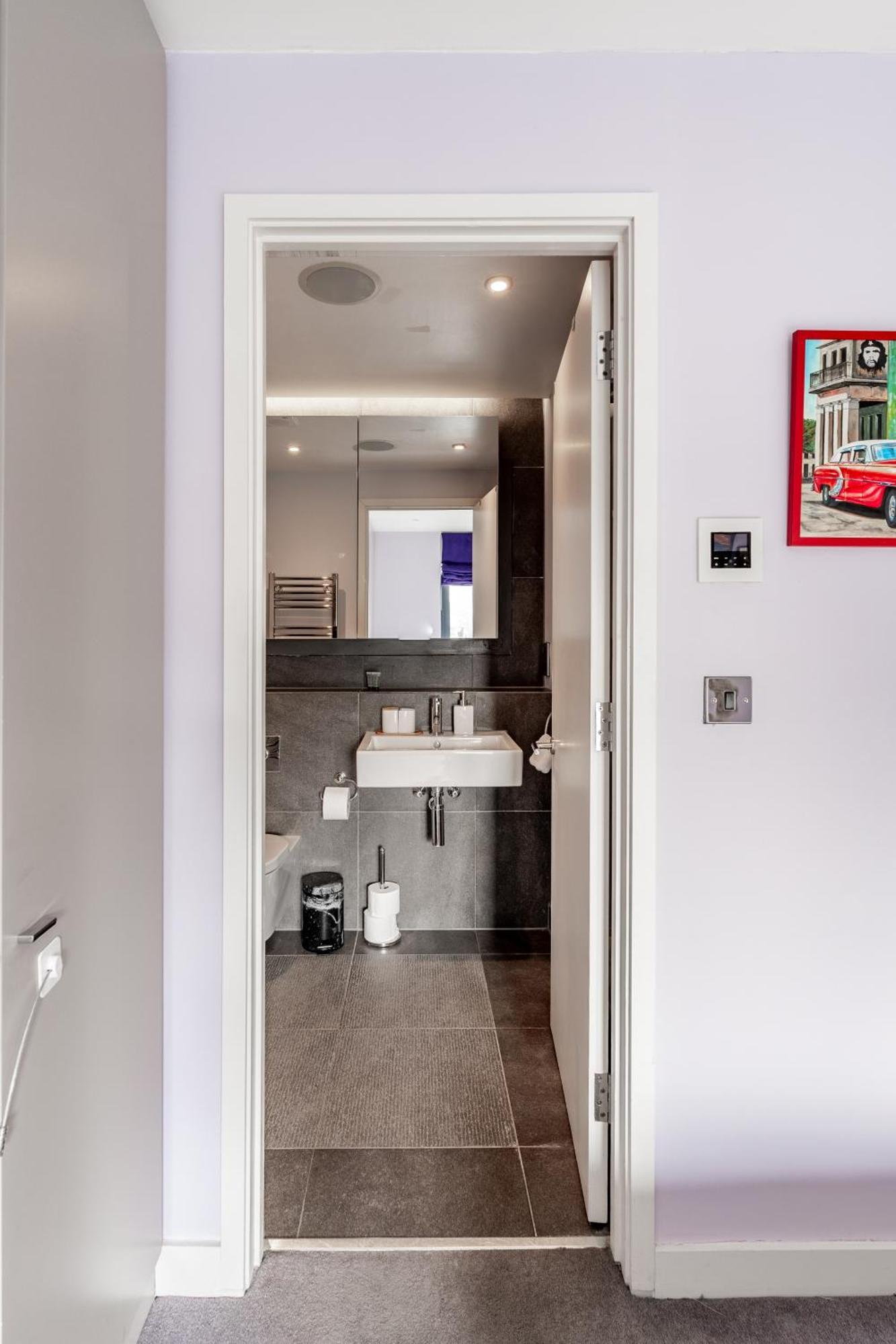 King Beds With En-suite, Private Balcony And Elevator By Iconic Portobello Market