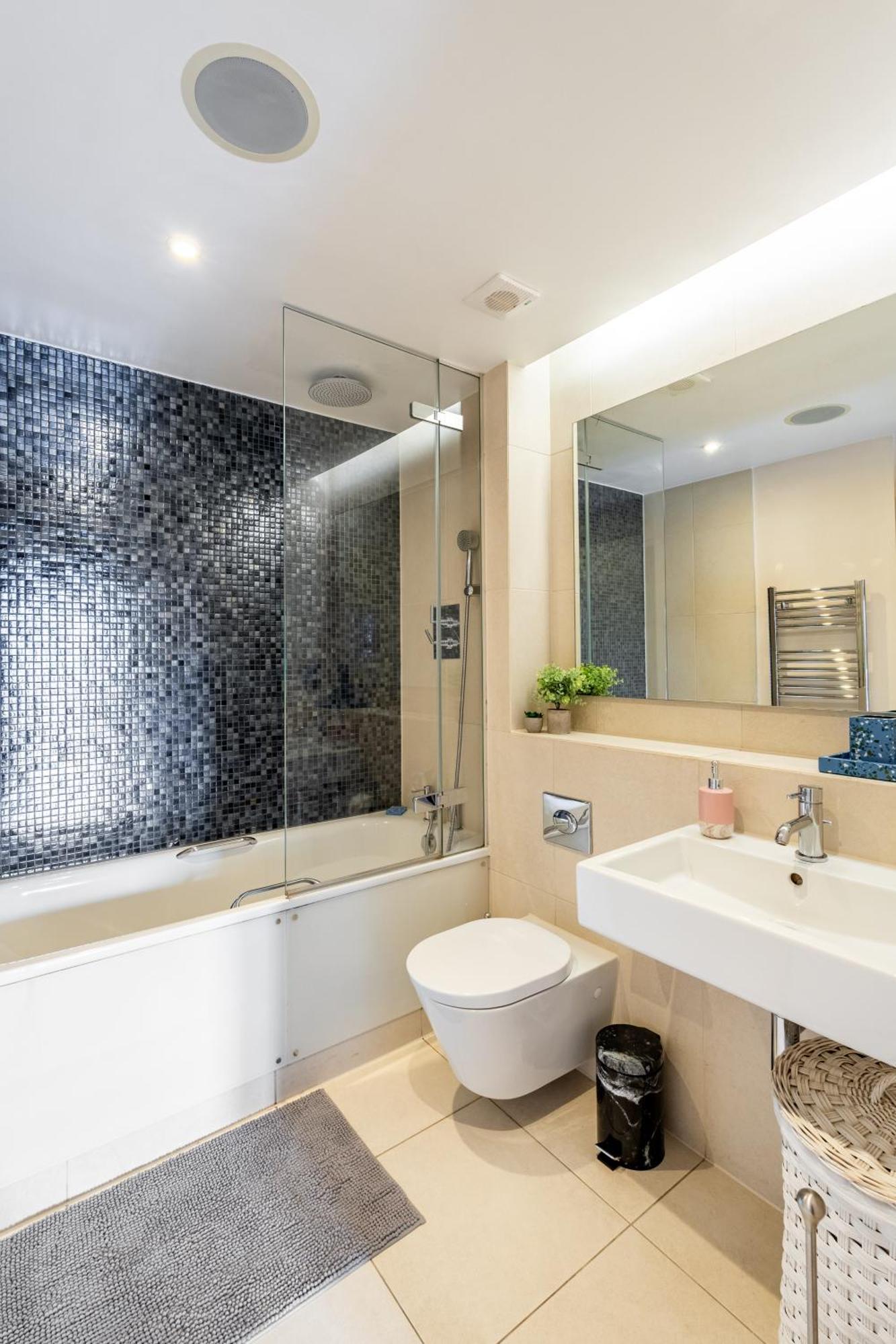 King Beds With En-suite, Private Balcony And Elevator By Iconic Portobello Market Apartment