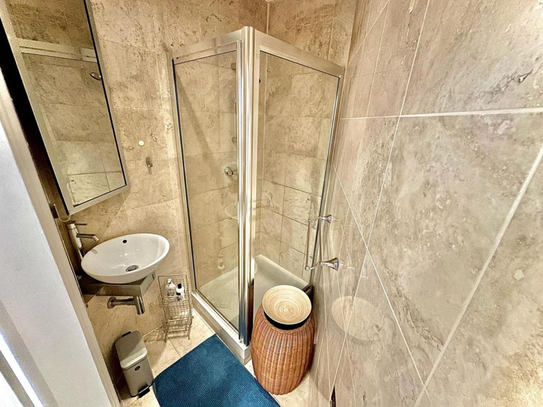 Alluring 2-bed, 2-bath Flat On High Street Kensington, Near Kensington Palace Appartamento *