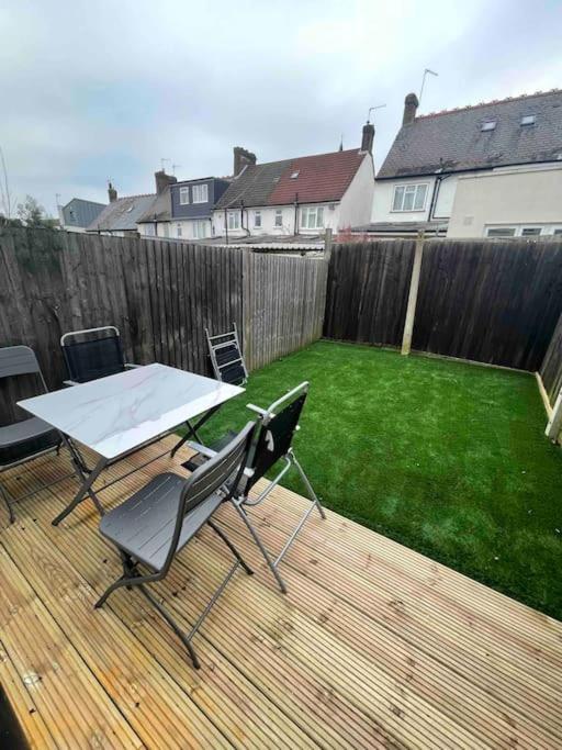 Hébergement de vacances Tooting - Cosy 2 Bedroom House With Garden, 5 Mins Walk To Tube Station