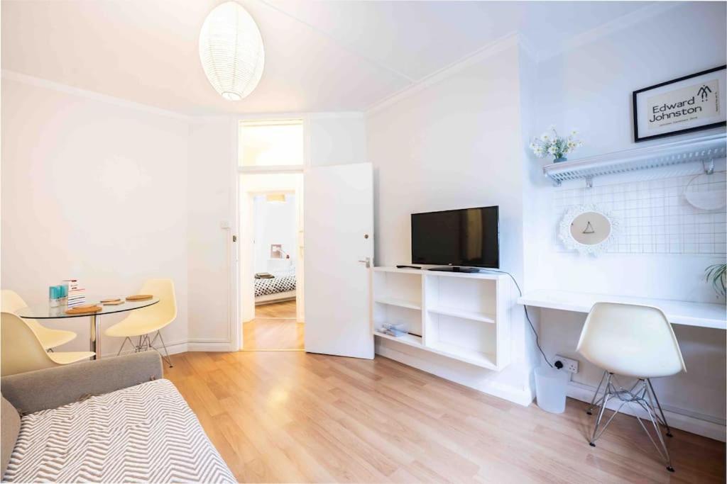Small One-bed Flat, Payment Required Straight Away, Host Will Message After You've Made A Reservation Lägenhet