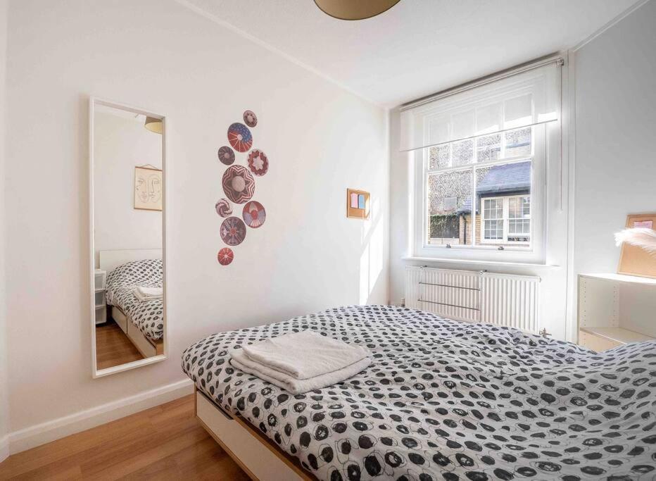 Lägenhet Small One-bed Flat, Payment Required Straight Away, Host Will Message After You've Made A Reservation London
