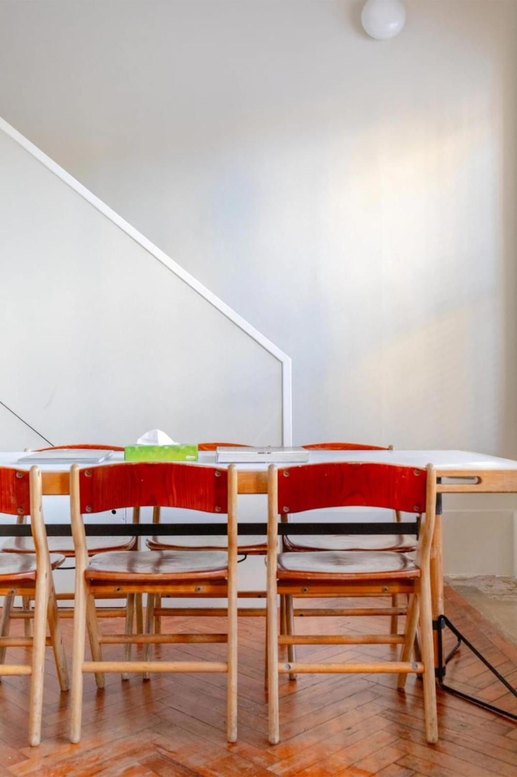 Tastefully Curated Mezzanine Flat Hackney! * Londen