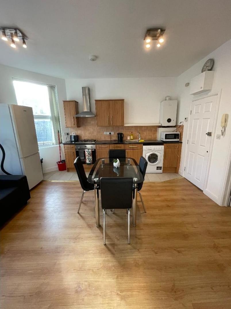 Flat 2 Battersea Park Road * London