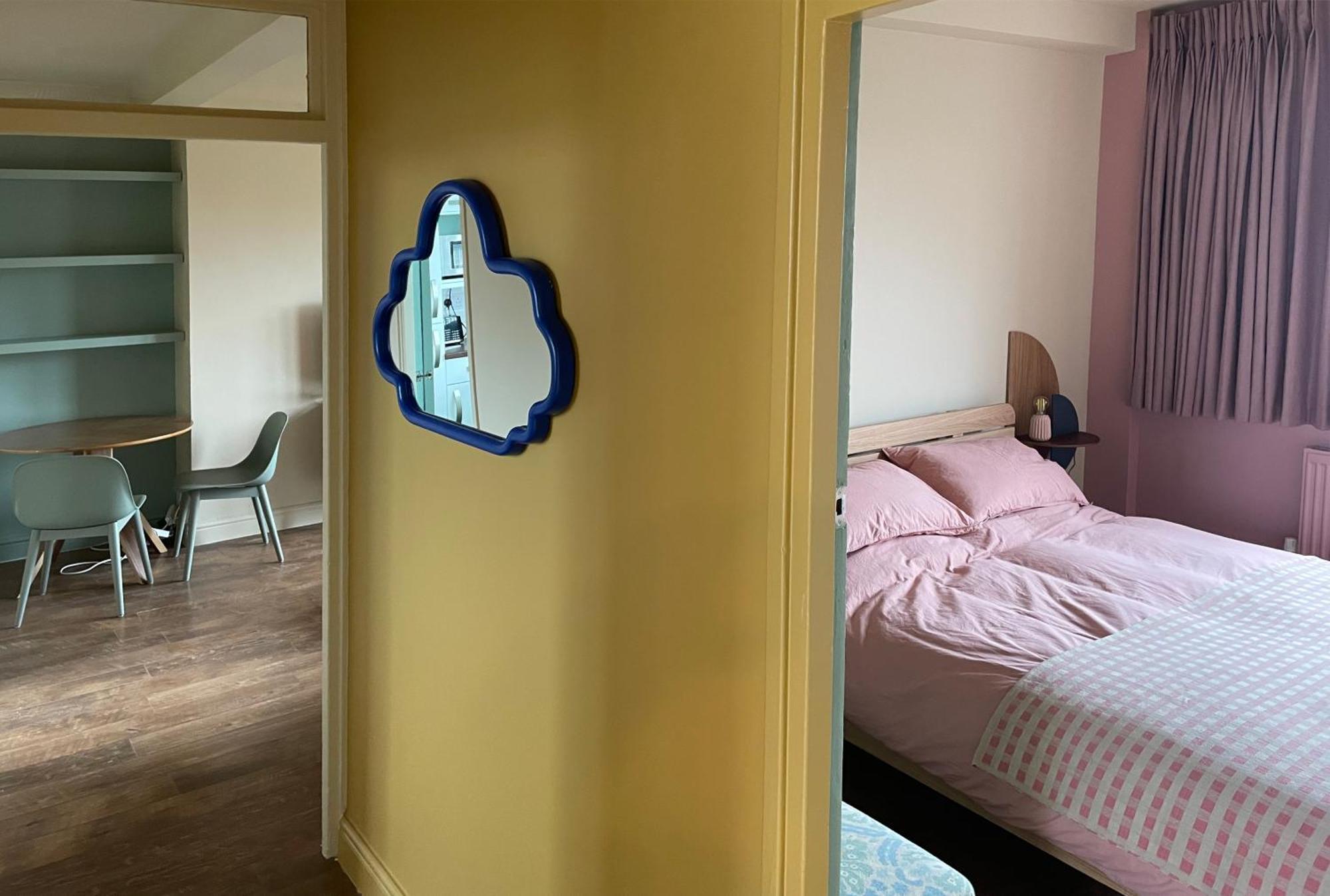 Kennington Flat With Balcony, King Size Bed And Free Parking Overlooking Park Lejlighed
