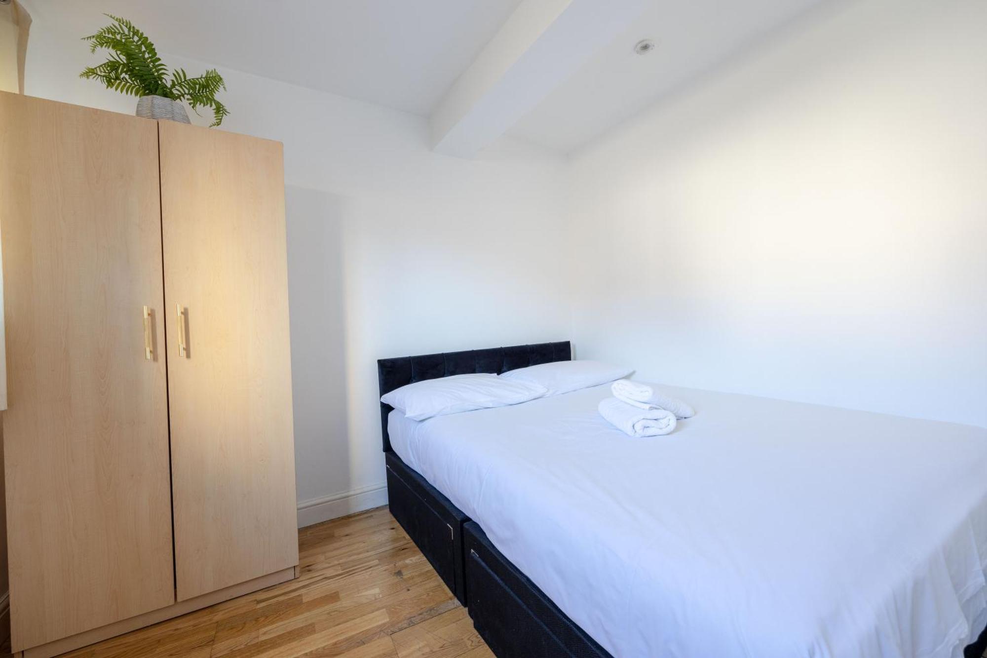 Big House Close To Metro Underground - Sleeps Up To 13 * Londen