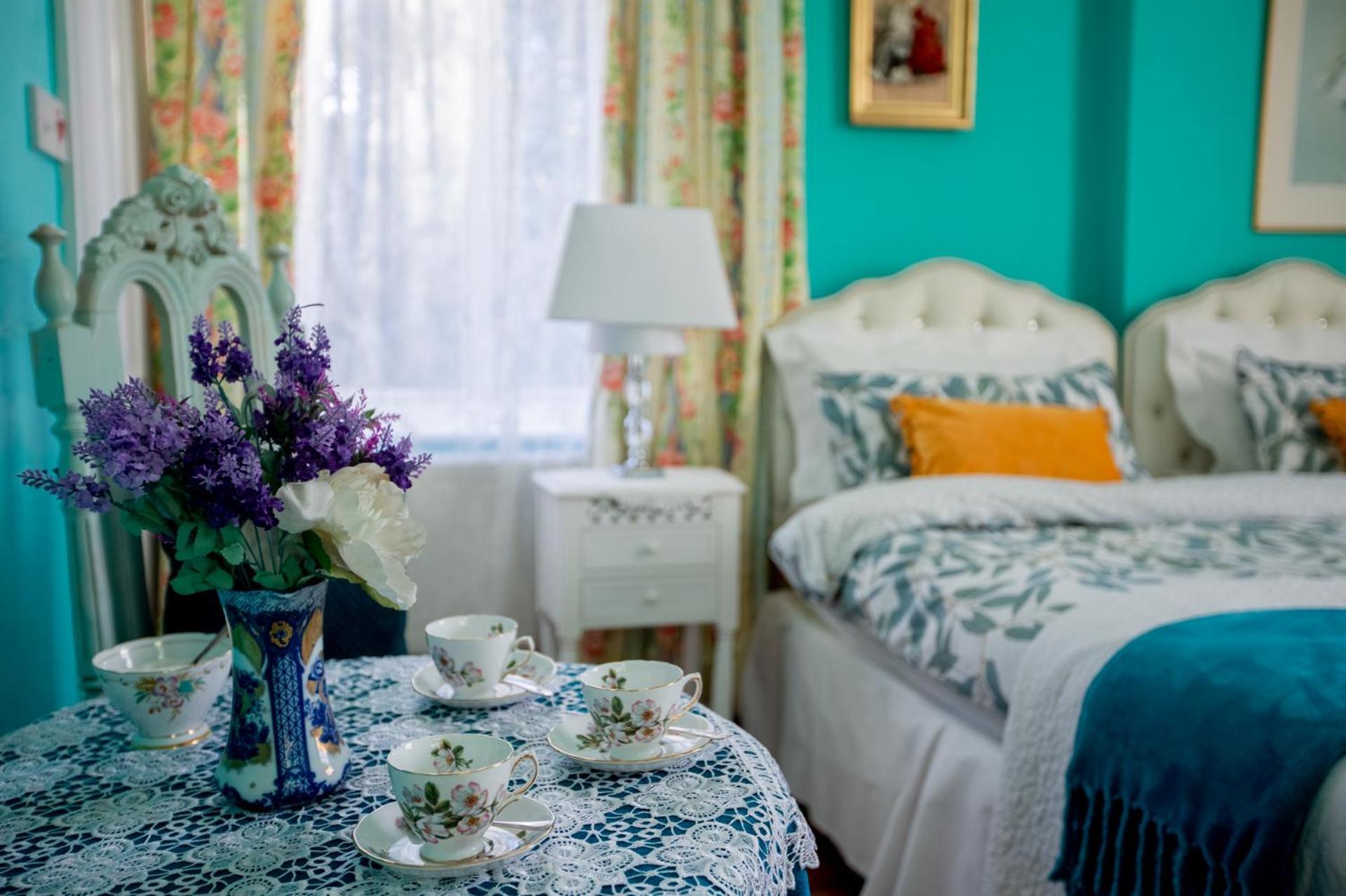 Dawson Place, Juliette's Couette-café 3*