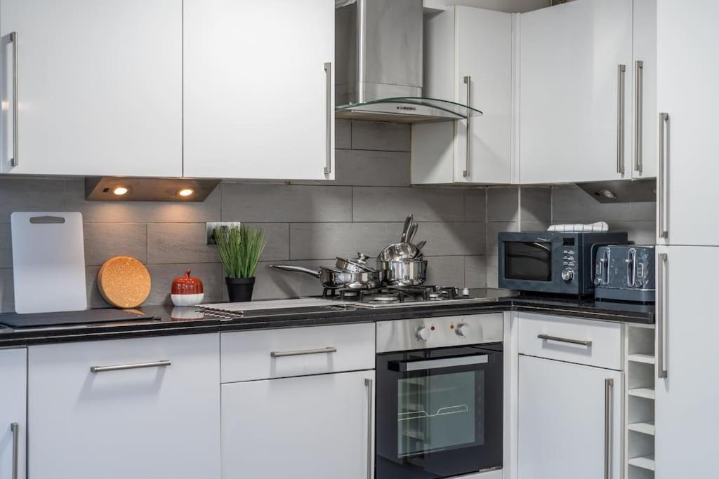 4 Beds - Tooting - 20 Min To - Free Parking Vakantiehuis Londen