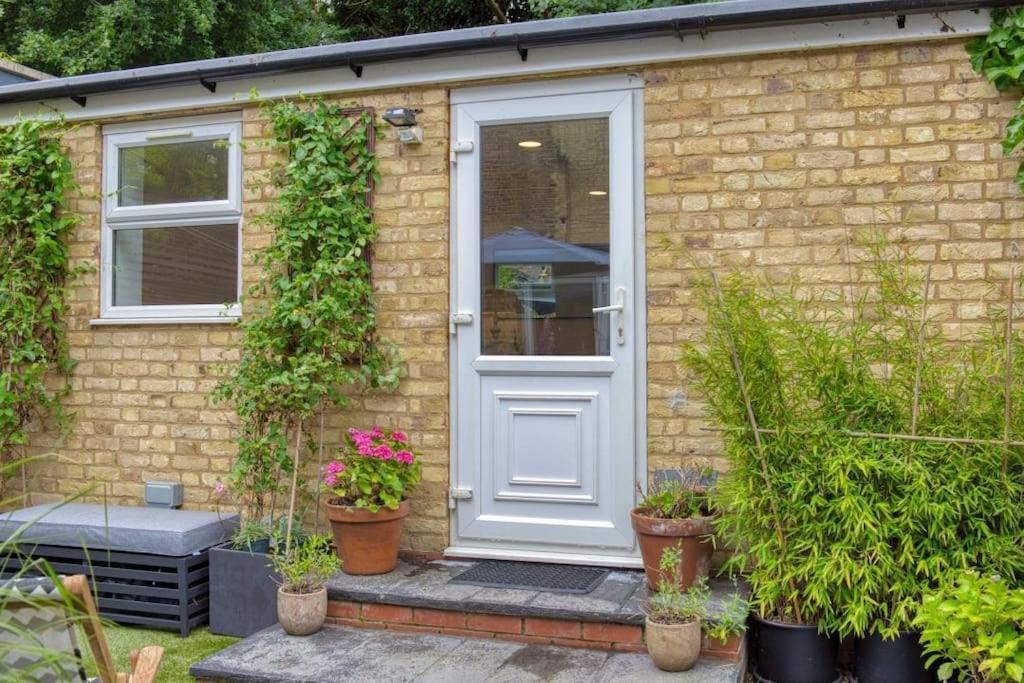 Modern Self-contained With Own Access In Stroud * London