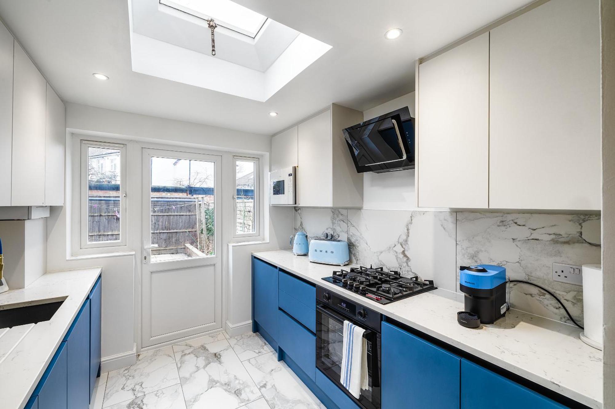 Luxurious 2 Bedroom Flat With Parking And Garden, 5 Mins Walk To Train Station And Bus Stop Opposite Appartamento Londra