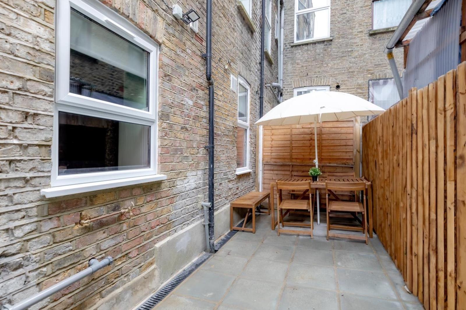 Stylish 2 Bedrooms Flat Sleeps 6 & Garden Zone 2 Cls