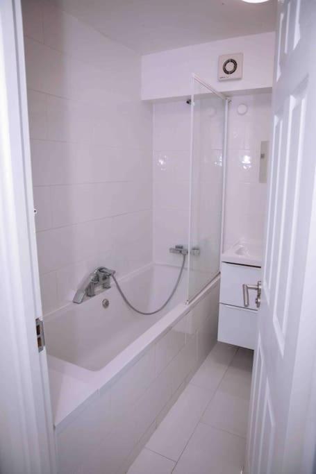 Two Bedroom Unit Lägenhet London