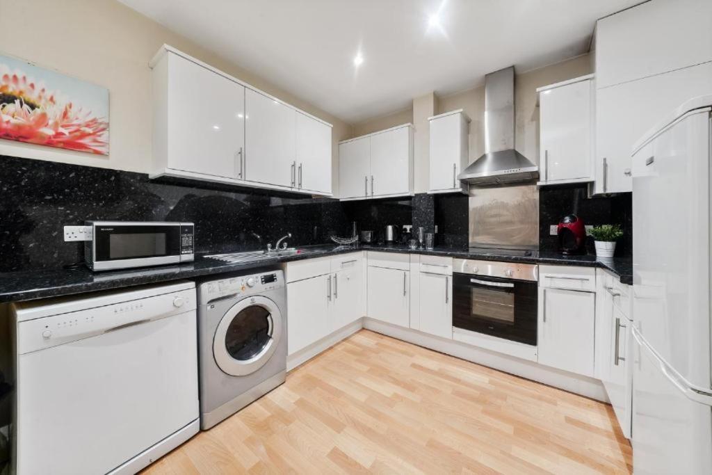 2 Bedroom Tower Bridge With Free Secure Gated Parking - Perfect For Long Appartamento Londra