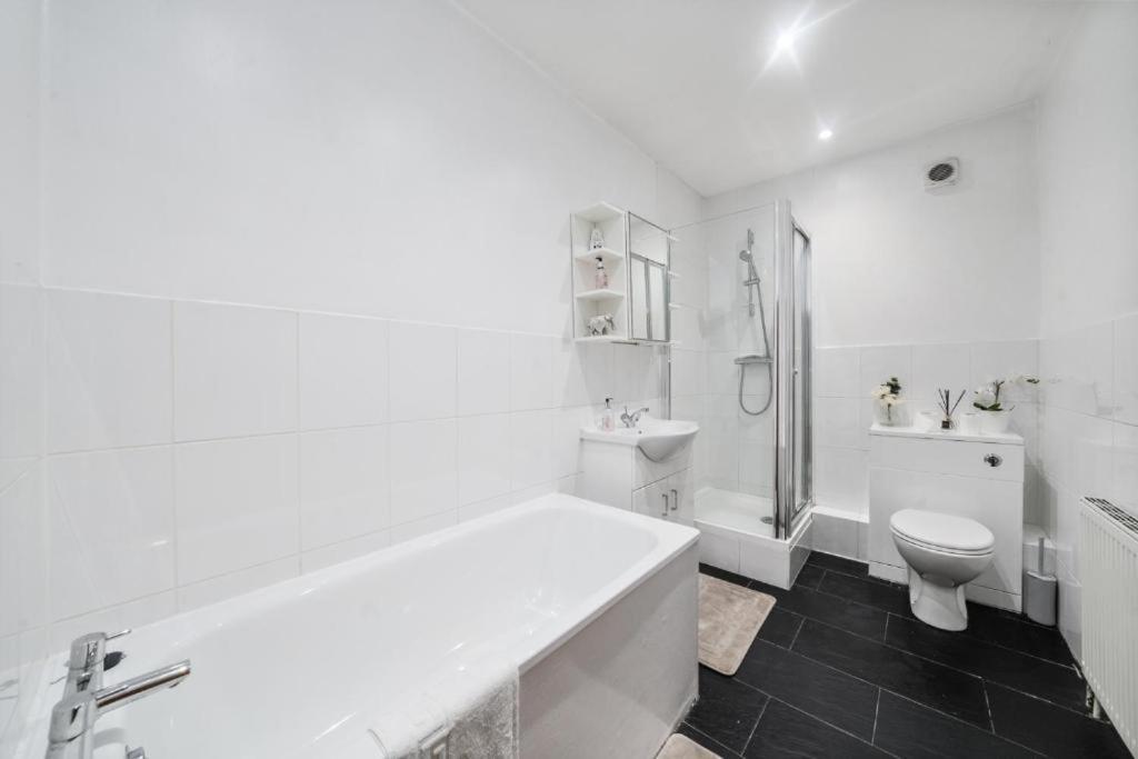 2 Bedroom Tower Bridge With Free Secure Gated Parking - Perfect For Long * Londra