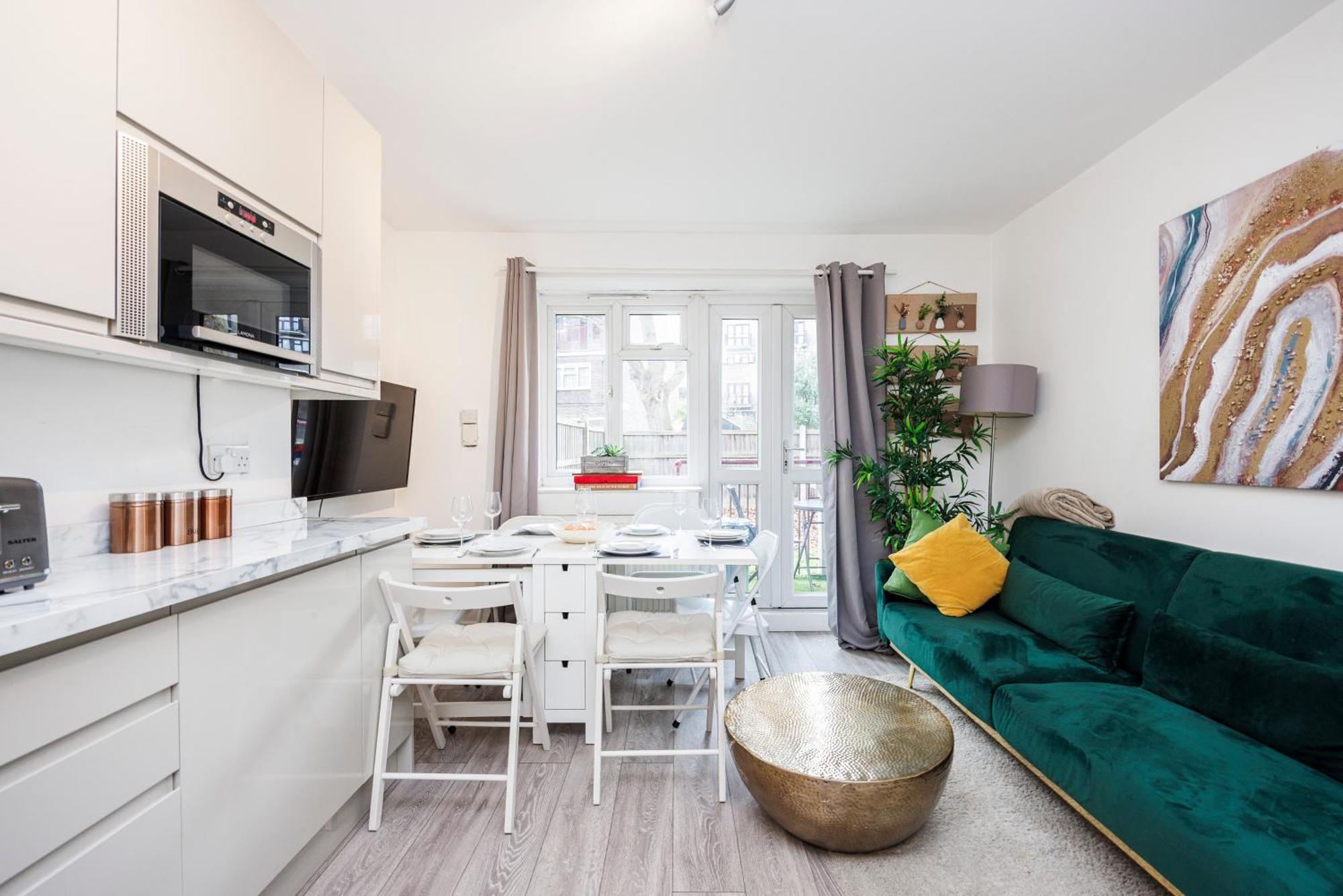 3 Bedroom Flat Near Old Street Londra