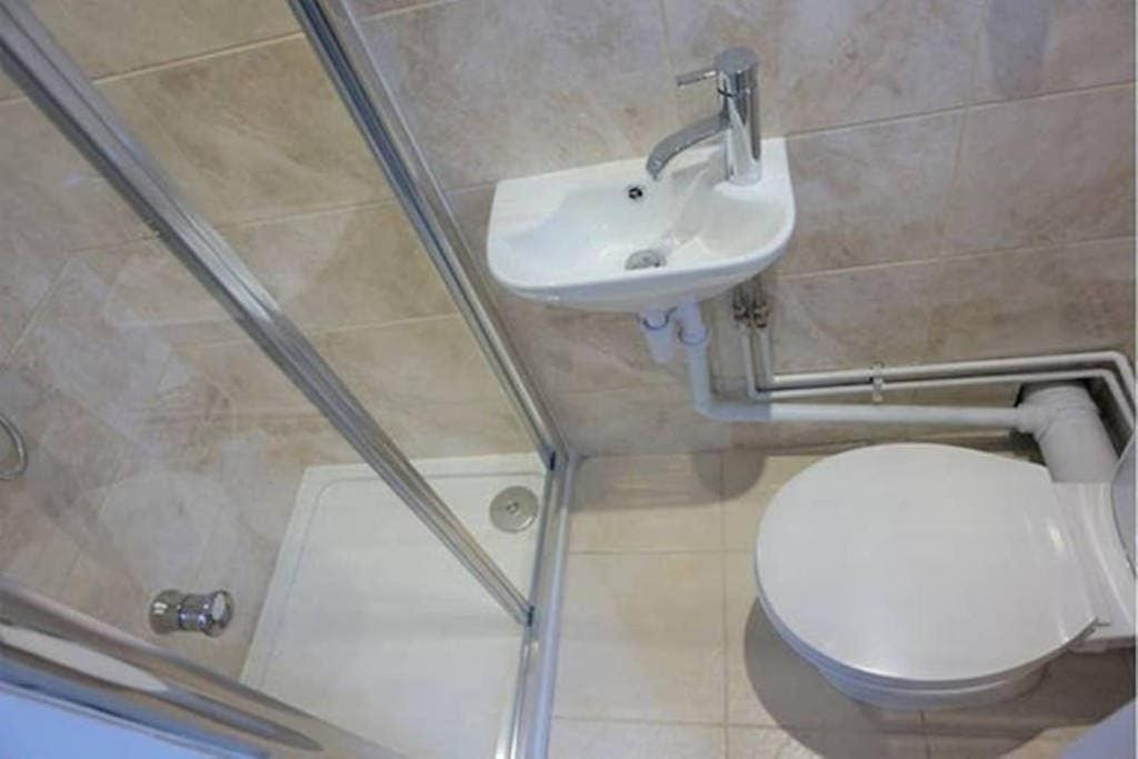 Privat overnatting Redecorated Single With Shared Bathroom And Kitchen *