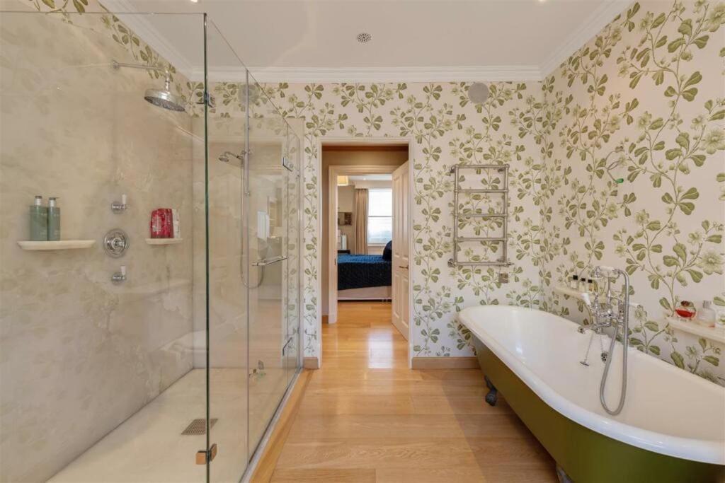 Elegantly Designed Belgravia Townhouse Lägenhet *