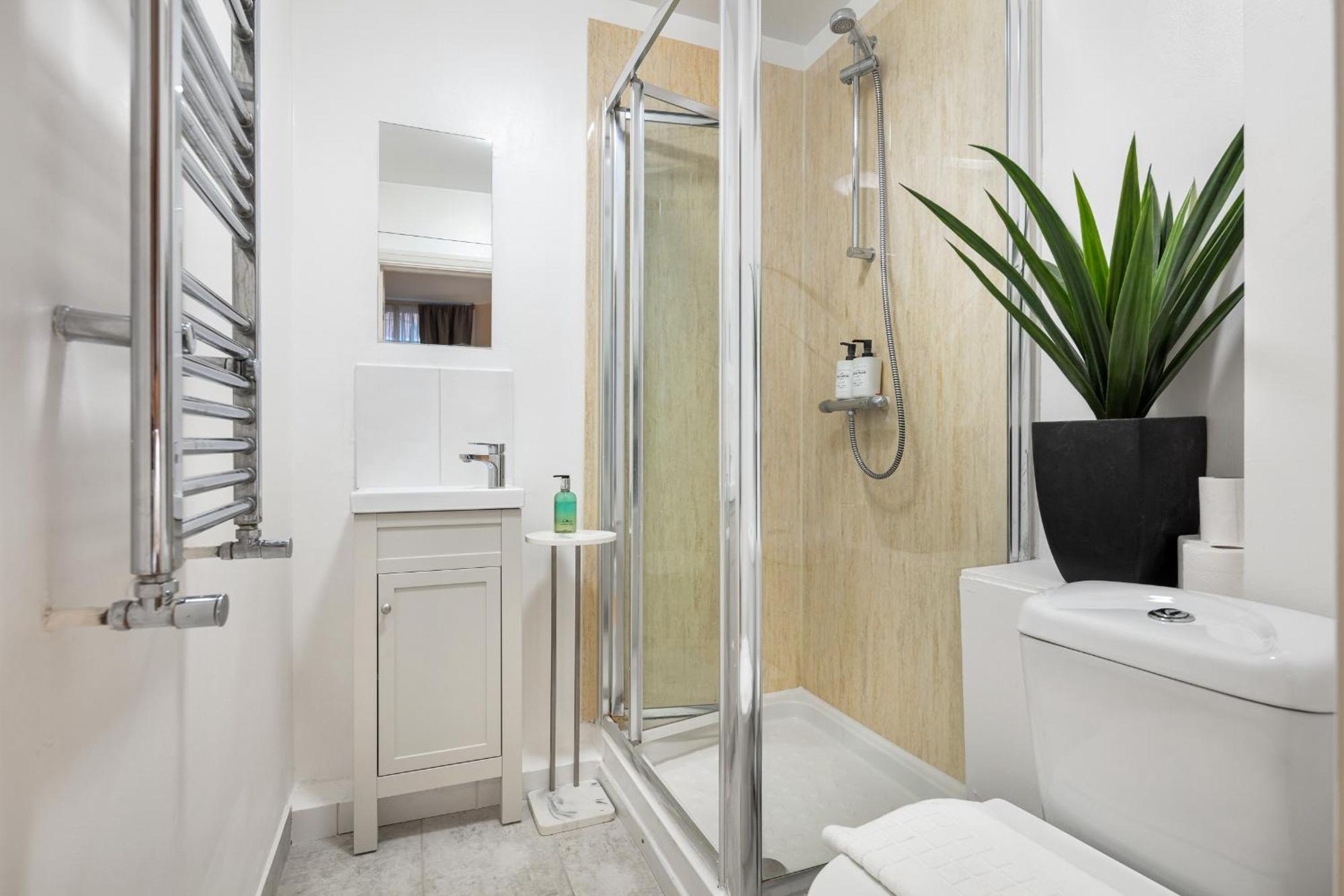 Elegant Kensington With Patio Apartment