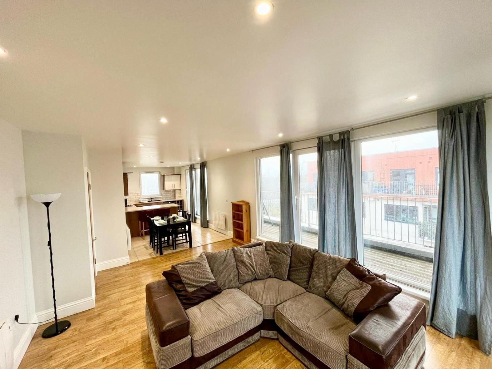 Modern Flat Near Transports London