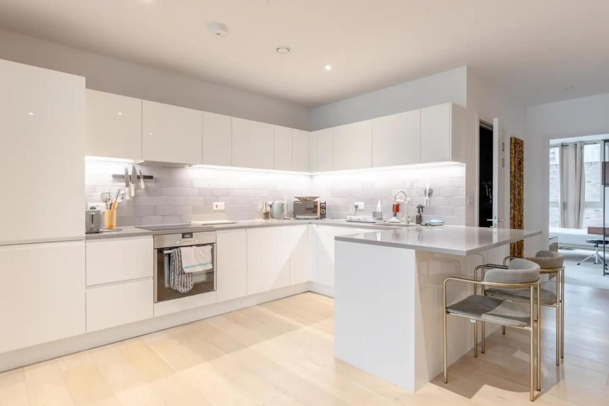 Leilighet Charm & Convenience 3 Bed Near Excel *