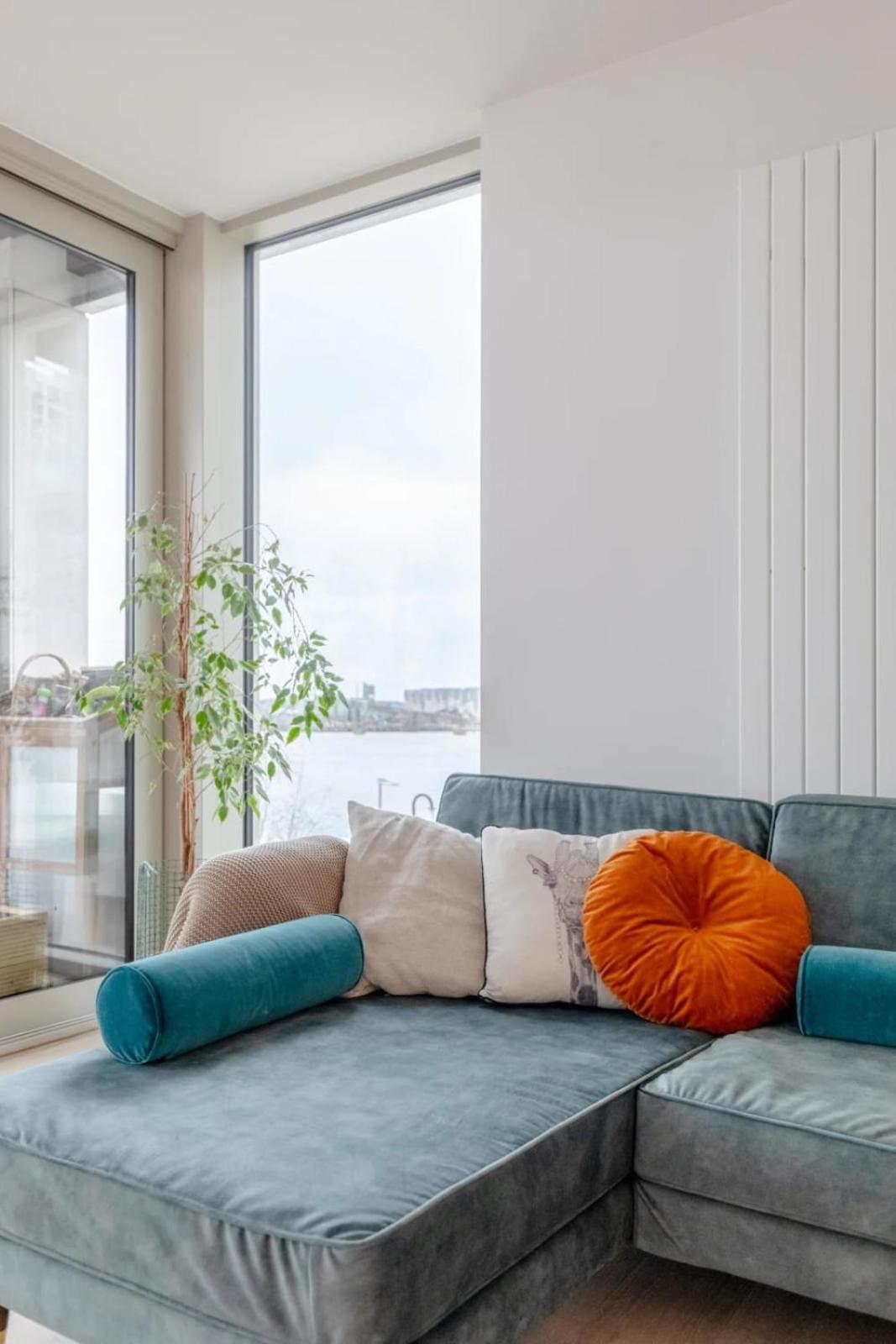 Charm & Convenience 3 Bed Near Excel Leilighet *