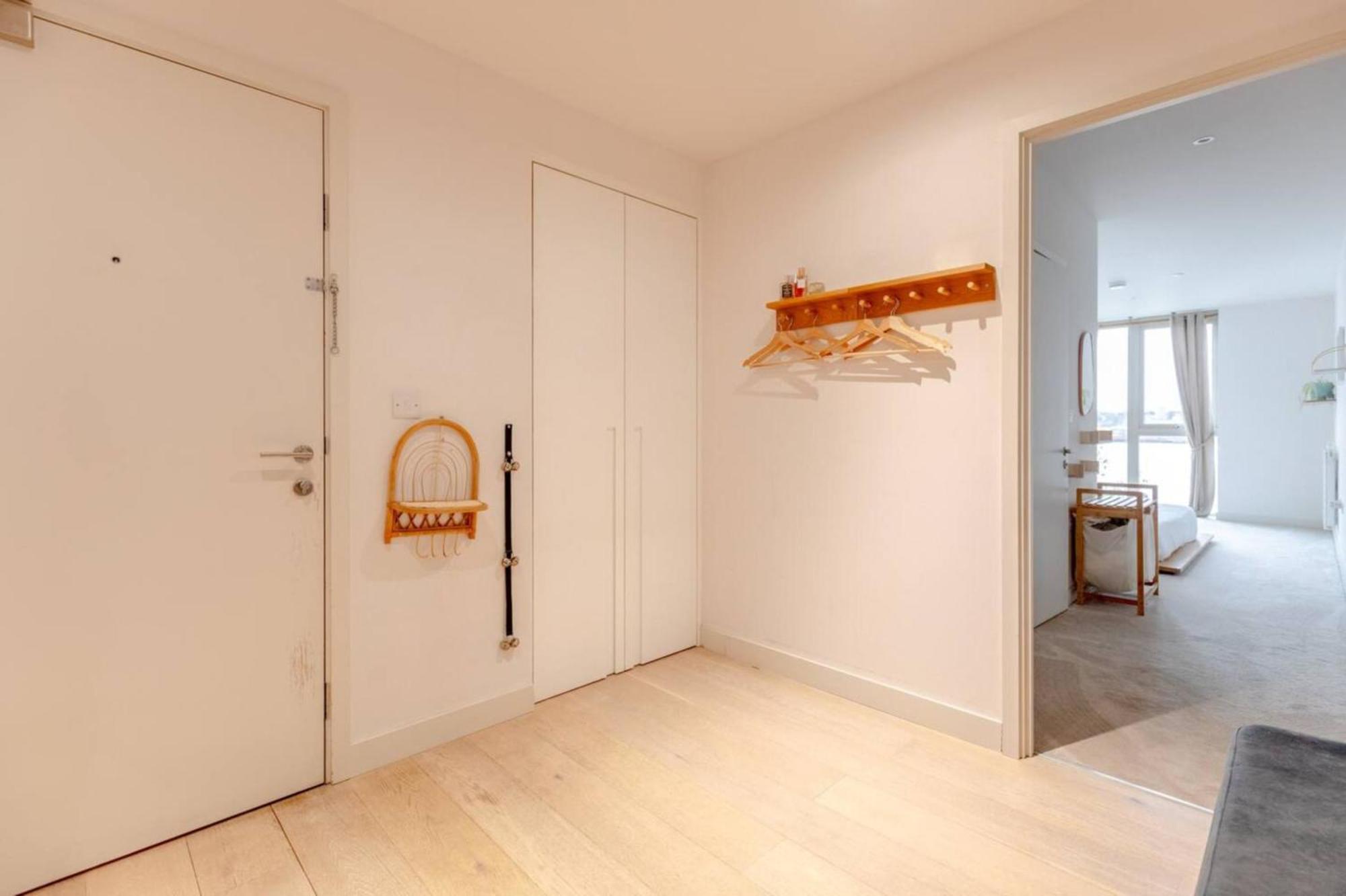 Charm & Convenience 3 Bed Near Excel Leilighet
