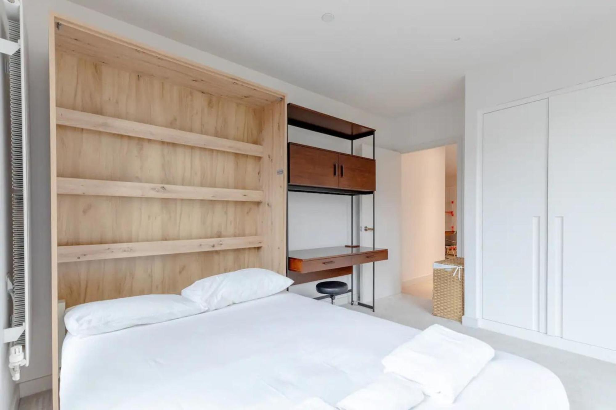 Charm & Convenience 3 Bed Near Excel Leilighet *