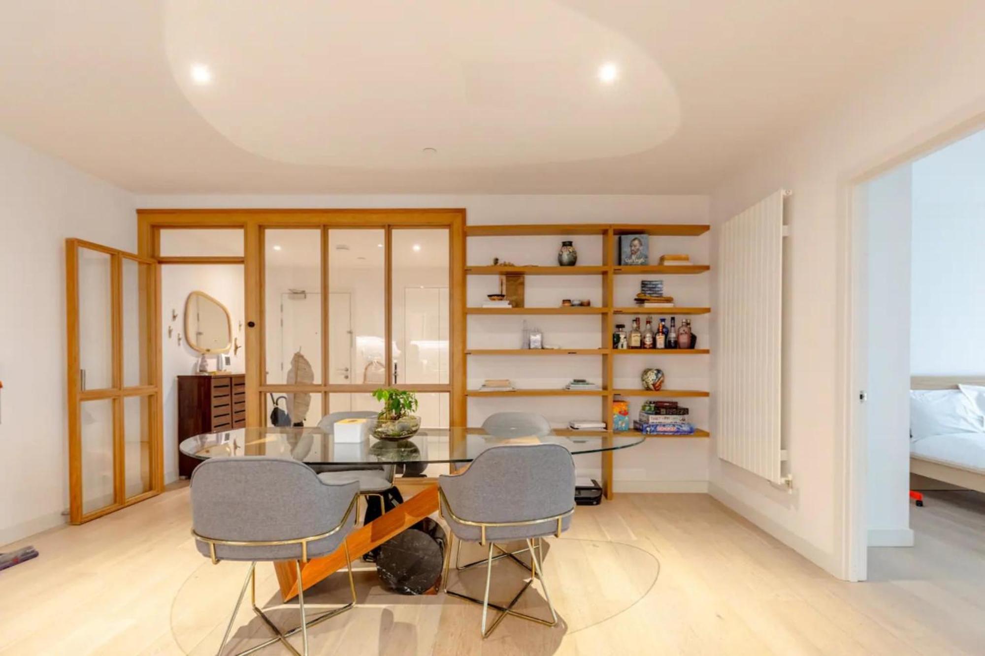 Charm & Convenience 3 Bed Near Excel Leilighet *