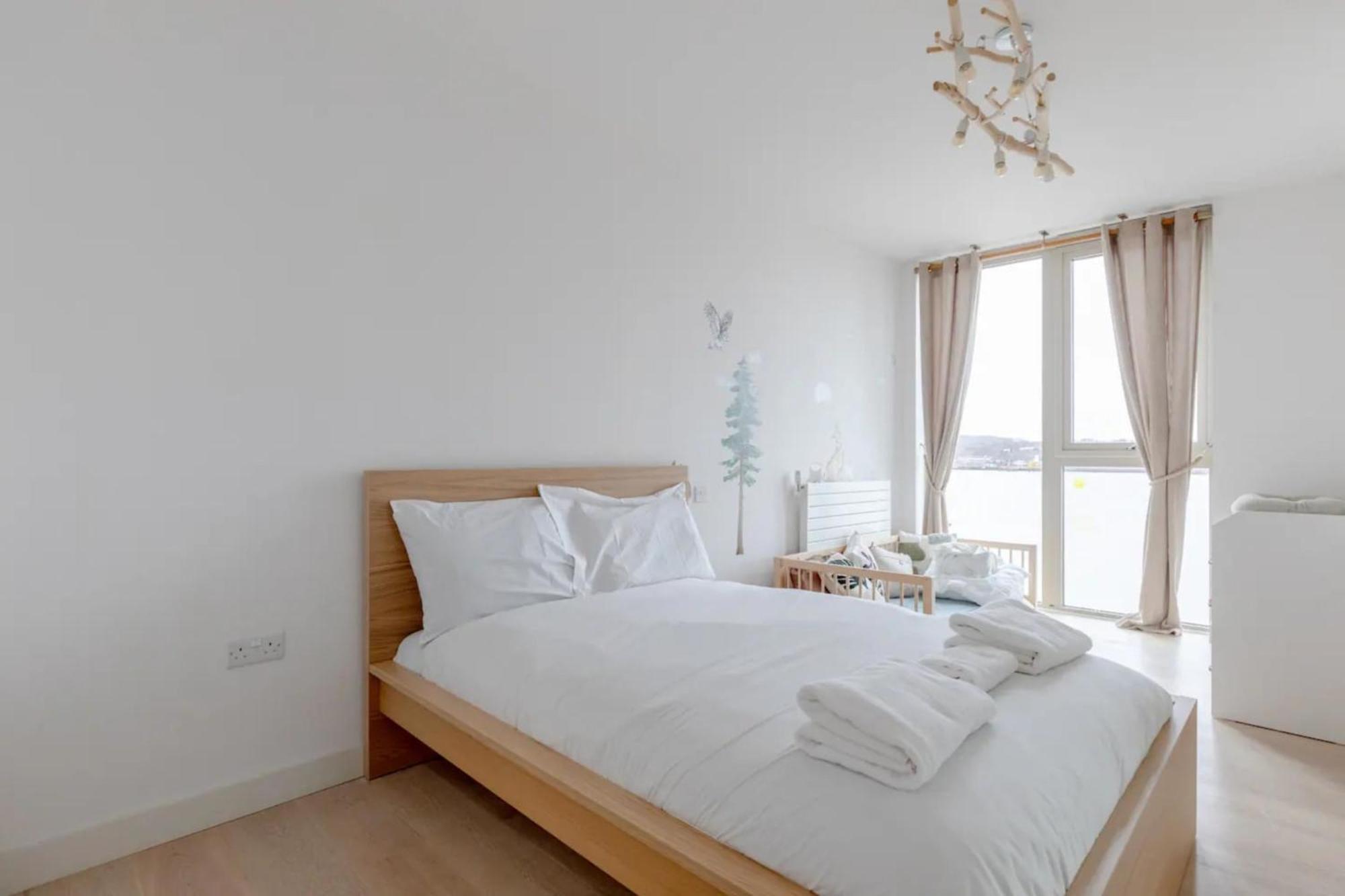 Charm & Convenience 3 Bed Near Excel Leilighet London