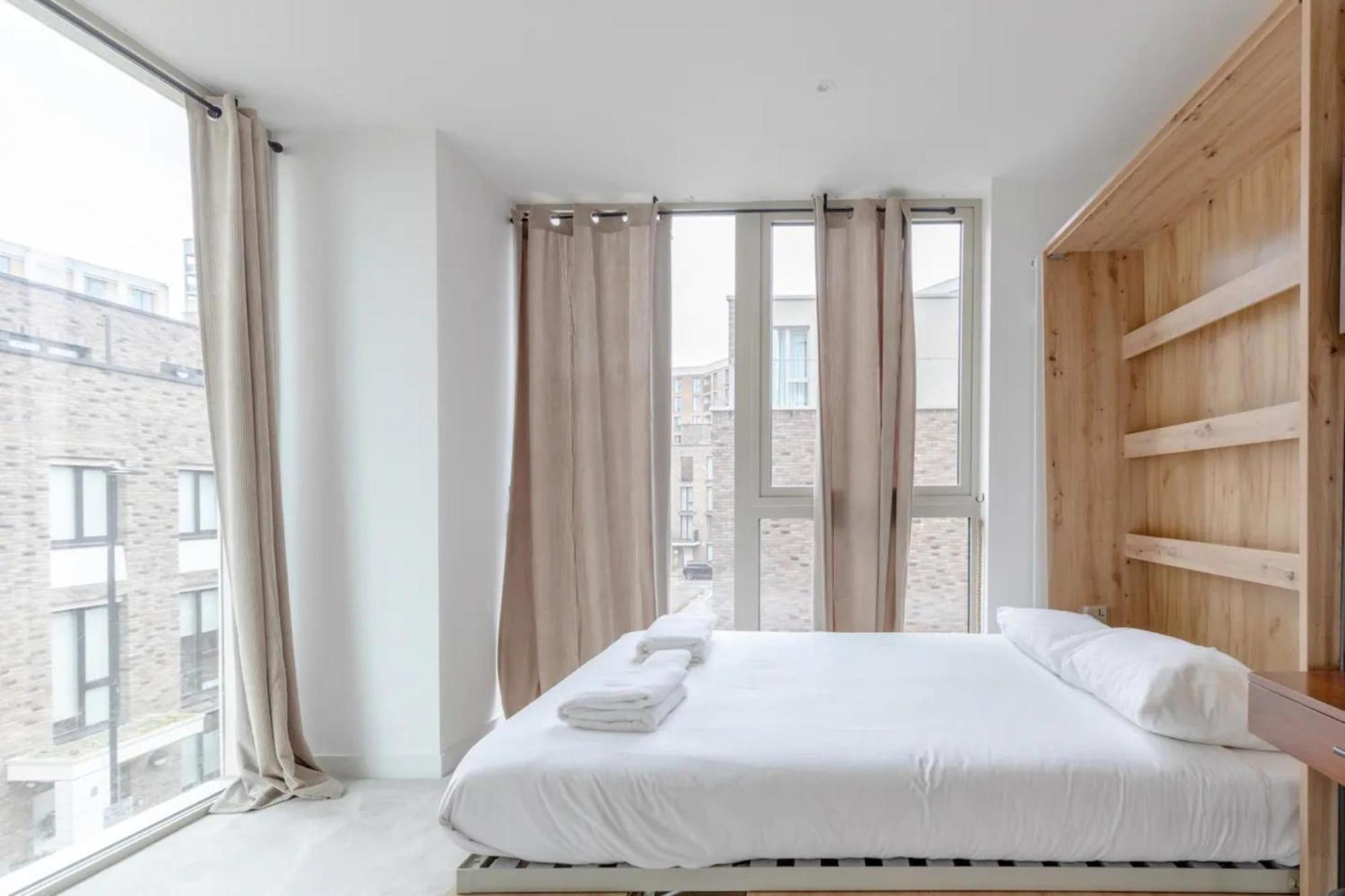 Charm & Convenience 3 Bed Near Excel Leilighet London